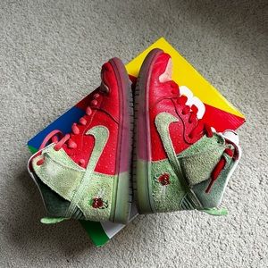 Nike SB Dunk High Pro QS - Strawberry Cough